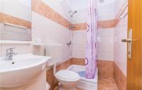 Kúpeľňa v ubytovaní Beautiful Apartment In Starigrad