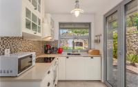 Kuchnia lub aneks kuchenny w obiekcie 3 Bedroom Cozy Home In Krk