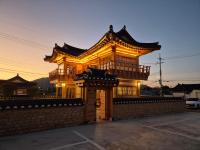 ein Gebäude mit einem Tor auf einem Parkplatz in der Unterkunft Hanok Stay Seowa in Gyeongju