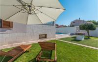 Vonkajšia záhrada v ubytovaní Cozy Home In Biograd Na Moru With Sauna