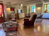 Część wypoczynkowa w obiekcie Manoir du Charme dans les Gorges du Tarn LOZERE
