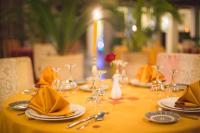 Una mesa con un mantel amarillo con platos y servilletas. en Riad Andalib, en Fez