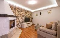 TV a/nebo společenská místnost v ubytování One-Bedroom Holiday Home With Sea View In Makarska