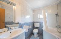 Koupelna v ubytování One-Bedroom Holiday Home With Sea View In Makarska
