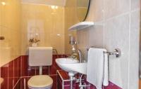Koupelna v ubytování One-Bedroom Holiday Home With Sea View In Makarska