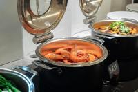 上海市にあるAtour Hotel Shanghai People's Square Nanjing Road Pedestrian Streetのカウンターの上にエビの入った鍋が2つある