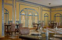 comedor con mesas y sillas y paredes amarillas en Storii By ITC Hotels, Jaisalmer, en Jaisalmer