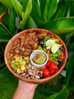 セロング・ベラナクにあるLuana Lombokの野菜の入ったボウルを持った手