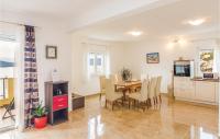 Kuchyňa alebo kuchynka v ubytovaní Three-Bedroom Apartment In Komarna