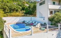 Bazén v ubytovaní Holiday Home Put Zuke I alebo v jeho blízkosti