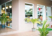 un restaurante con palmeras frente a un edificio en Paprika Stays Panjim Donapaula, en Panaji