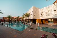 فندق ، فلل فيفندا الحي الدبلوماسي في الرياض: منتجع به حمام سباحة أمام مبنى