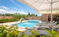 Bazén v ubytovaní Beautiful Apartment In Hr-52215 Vodnjan alebo v jeho blízkosti