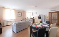 Kuchyňa alebo kuchynka v ubytovaní Beautiful Apartment In Hr-52215 Vodnjan