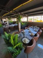een eetkamer met een lange tafel en stoelen bij Yucel Hotel in Usak