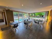 伯诺尼Lakefield Lodge - Halaal的带桌椅的房间和游泳池