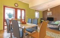 Telewizja i/lub zestaw kina domowego w obiekcie Holiday Home Betiga With Sea View Vi