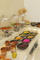 linia bufetowa z wieloma różnymi rodzajami jedzenia w obiekcie G Hotel Amman w mieście Amman