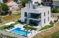 Bazén v ubytovaní Amazing Home In Kastel Kambelovac alebo v jeho blízkosti