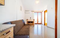 Posedenie v ubytovaní 2 Bedroom Amazing Apartment In Nevidane