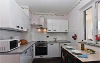 Kuchyňa alebo kuchynka v ubytovaní Apartment Kastanjez I