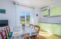 Kuchyňa alebo kuchynka v ubytovaní Amazing Apartment In Baska With Wifi