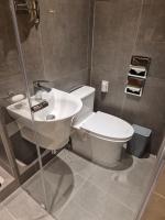 ein Badezimmer mit Toilette und Waschbecken in der Unterkunft Hanok Stay Seowa in Gyeongju