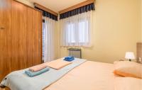 Posteľ alebo postele v izbe v ubytovaní Amazing Apartment In Barbat Na Rabu
