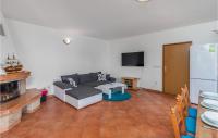 Telewizja i/lub zestaw kina domowego w obiekcie 4 Bedroom Gorgeous Home In Dobrinj