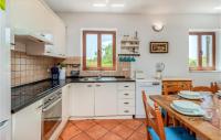 Kuchnia lub aneks kuchenny w obiekcie 4 Bedroom Gorgeous Home In Dobrinj