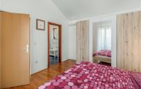 Łóżko lub łóżka w pokoju w obiekcie 4 Bedroom Gorgeous Home In Dobrinj