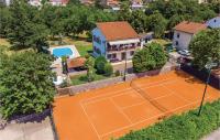 Tenis alebo squash v ubytovaní Cozy Home In Viskovo With Wifi alebo jeho okolí