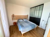 Posteľ alebo postele v izbe v ubytovaní Frejus Plage - T2 -Vue mer féérique