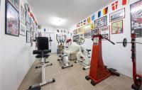 Posilňovňa alebo fitness centrum v ubytovaní Awesome Home In Prgomet With Jacuzzi