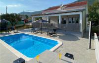 Bazén v ubytování Three-Bedroom Holiday Home In Kastel Stari nebo v jeho okolí