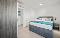 Posteľ alebo postele v izbe v ubytovaní 11 Bedroom Amazing Apartment In Srima