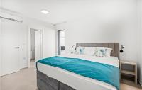Posteľ alebo postele v izbe v ubytovaní 11 Bedroom Amazing Apartment In Srima