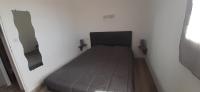 Łóżko lub łóżka w pokoju w obiekcie Appartement T2, terrasse, piscine, clim, proche plage