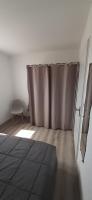 Łóżko lub łóżka w pokoju w obiekcie Appartement T2, terrasse, piscine, clim, proche plage