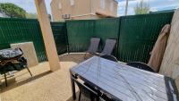 Balkon lub taras w obiekcie Appartement T2, terrasse, piscine, clim, proche plage