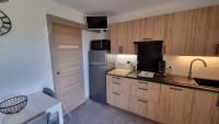 Kuchnia lub aneks kuchenny w obiekcie Appartement T2, terrasse, piscine, clim, proche plage