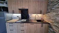 Kuchnia lub aneks kuchenny w obiekcie Appartement T2, terrasse, piscine, clim, proche plage