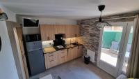 Kuchnia lub aneks kuchenny w obiekcie Appartement T2, terrasse, piscine, clim, proche plage