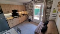 Kuchnia lub aneks kuchenny w obiekcie Appartement T2, terrasse, piscine, clim, proche plage