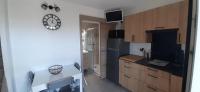 Kuchnia lub aneks kuchenny w obiekcie Appartement T2, terrasse, piscine, clim, proche plage