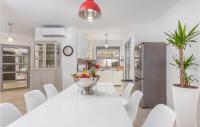 Kuchnia lub aneks kuchenny w obiekcie 3 Bedroom Cozy Home In Krk
