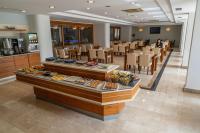 Una línea de buffet con comida en exhibición en un restaurante. en Mgs Salihoğlu hotel, en Burunabat