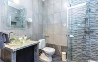 Kúpeľňa v ubytovaní 2 Bedroom Awesome Apartment In Krasica