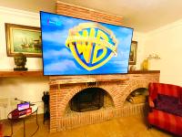 Televízia a/alebo spoločenská miestnosť v ubytovaní VILLA SUMMER SOL Mediterránea