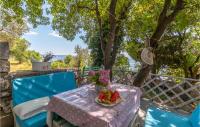 Bazén v ubytovaní 1 Bedroom Awesome Home In Crikvenica alebo v jeho blízkosti